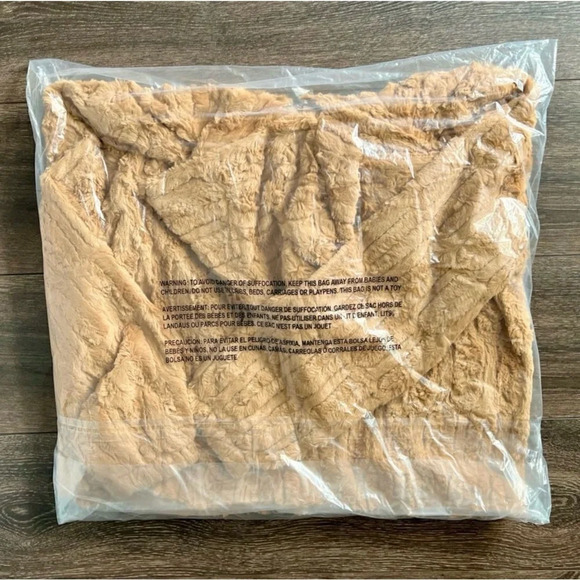 Band of the Free Angel Faux Fur Hooded Jacket in Butterscotch. Size Medium. NWT! - Picture 9 of 9